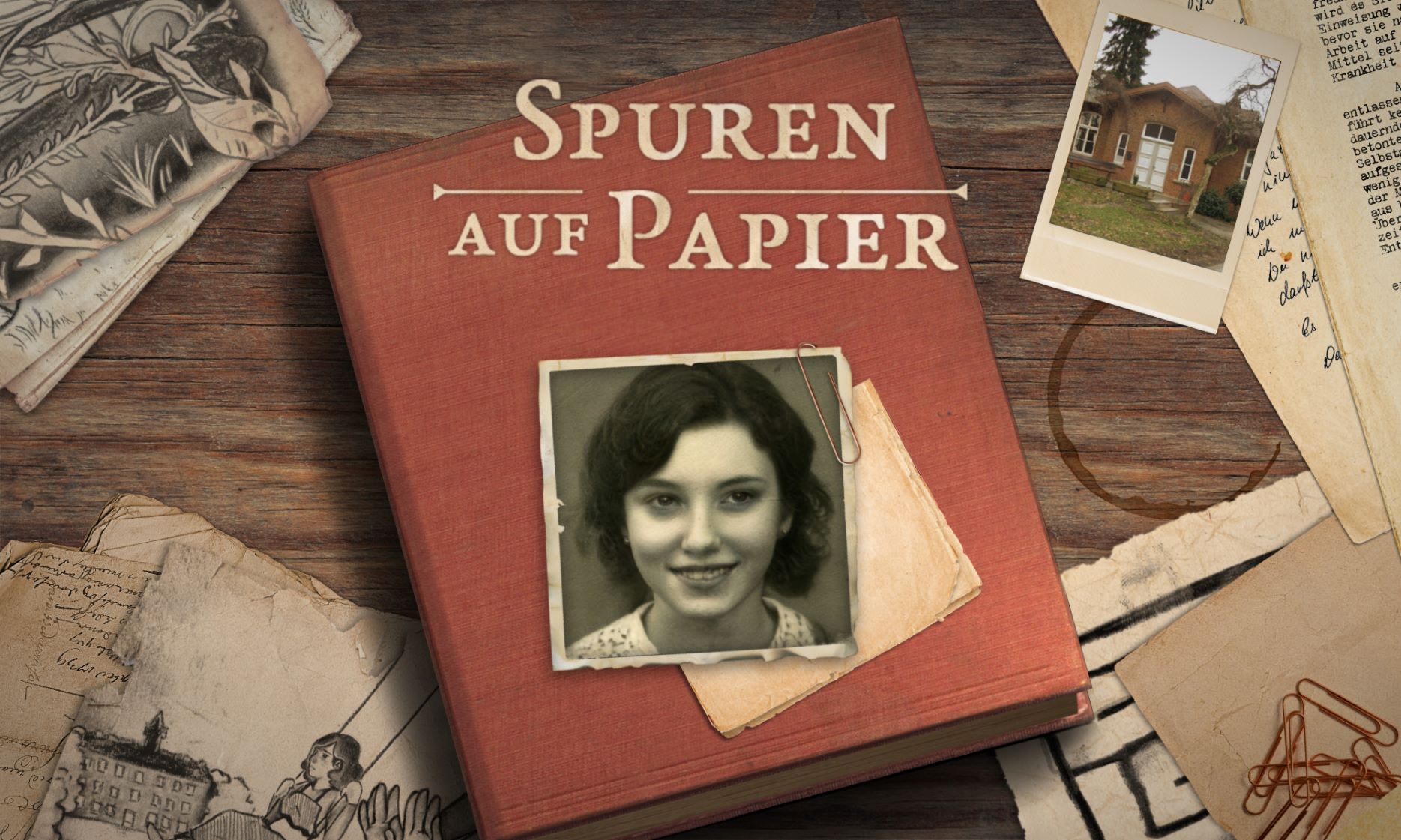 Ein Foto einer jungen Frau liegt auf einem Buch mitten auf einem Holztisch. Um as Buch herum Zeitungsartikel, alte Postkarten und Notizen.